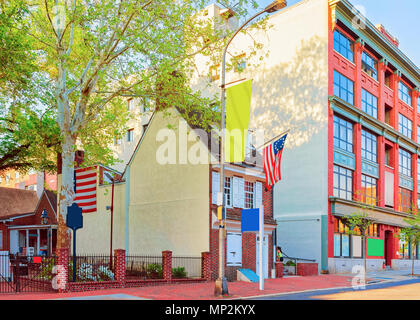 La Betsy Ross House e appesa bandiera americana, Philadelphia, Pennsylvania, USA. Questa è una casa della donna che ha creato per la prima volta la bandiera americana. Foto Stock