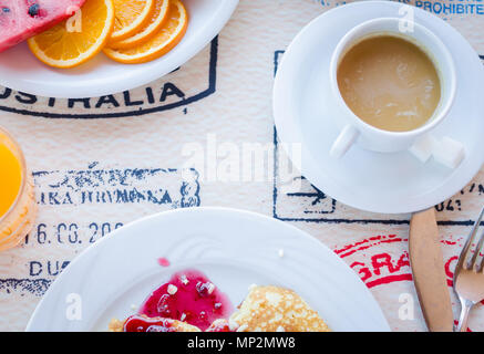 Prima colazione inclusa classic pancake con confettura di lamponi, caffè con latte e frutta. Buona mattina. Vista dall'alto. Foto Stock