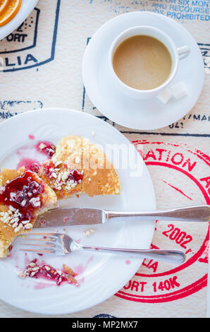 Prima colazione inclusa classic pancake con confettura di lamponi e caffè con latte. Buona mattina. Vista dall'alto. Foto Stock