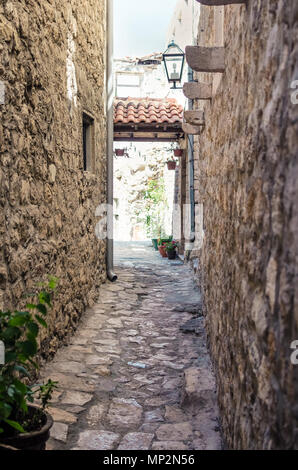 Vecchia strada stretta a Stari Grad di Ulcinj, Montenegro. La fortezza nel centro storico in una soleggiata giornata estiva. Foto Stock