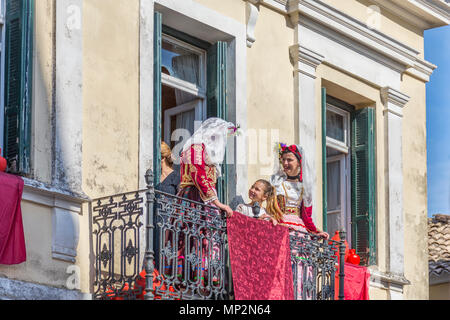 Corfians presso la cittadina di Lefkimmi buttare pentole di creta da finestre e balconi su Sabato santo per celebrare la risurrezione di Cristo. Pentola di pasqua Foto Stock