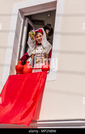 Corfians presso la cittadina di Lefkimmi buttare pentole di creta da finestre e balconi su Sabato santo per celebrare la risurrezione di Cristo. Pentola di pasqua Foto Stock