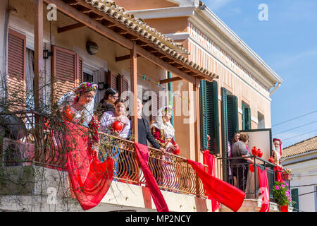 Corfians presso la cittadina di Lefkimmi buttare pentole di creta da finestre e balconi su Sabato santo per celebrare la risurrezione di Cristo. Pentola di pasqua Foto Stock