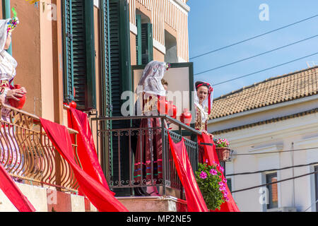 Corfians presso la cittadina di Lefkimmi buttare pentole di creta da finestre e balconi su Sabato santo per celebrare la risurrezione di Cristo. Pentola di pasqua Foto Stock