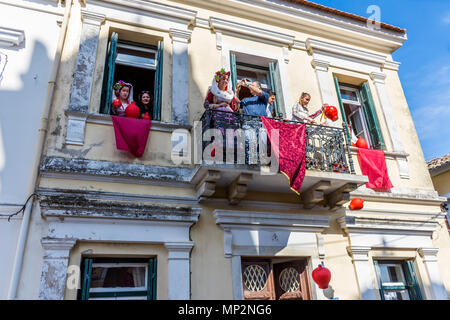 Corfians presso la cittadina di Lefkimmi buttare pentole di creta da finestre e balconi su Sabato santo per celebrare la risurrezione di Cristo. Pentola di pasqua Foto Stock