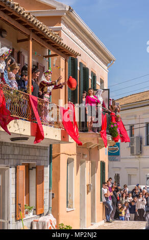 Corfians presso la cittadina di Lefkimmi buttare pentole di creta da finestre e balconi su Sabato santo per celebrare la risurrezione di Cristo. Pentola di pasqua Foto Stock