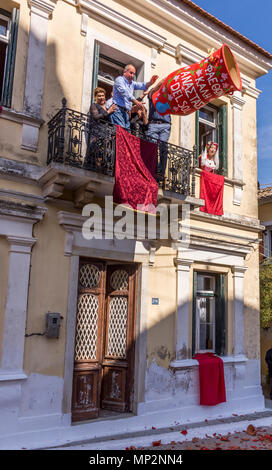 Corfians presso la cittadina di Lefkimmi buttare pentole di creta da finestre e balconi su Sabato santo per celebrare la risurrezione di Cristo. Pentola di pasqua Foto Stock