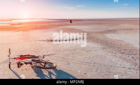Fotografo prende la foto del tramonto vicino Salar in serata Foto Stock