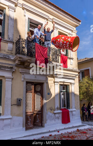 Corfians presso la cittadina di Lefkimmi buttare pentole di creta da finestre e balconi su Sabato santo per celebrare la risurrezione di Cristo. Pentola di pasqua Foto Stock