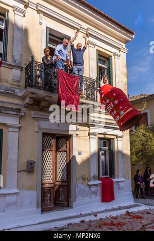 Corfians presso la cittadina di Lefkimmi buttare pentole di creta da finestre e balconi su Sabato santo per celebrare la risurrezione di Cristo. Pentola di pasqua Foto Stock