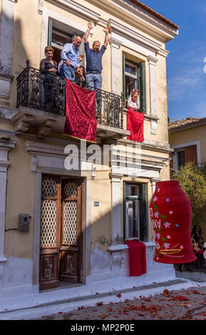 Corfians presso la cittadina di Lefkimmi buttare pentole di creta da finestre e balconi su Sabato santo per celebrare la risurrezione di Cristo. Pentola di pasqua Foto Stock