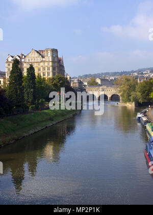 Vista lungo il fiume Avon verso il famoso Ponte Pulteney, bagno, REGNO UNITO Foto Stock