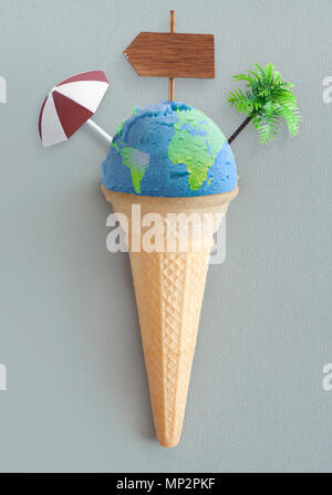 Cono gelato con atlas mappa e vacanze elementi tra cui beach post, ombrellone e Palm tree Foto Stock