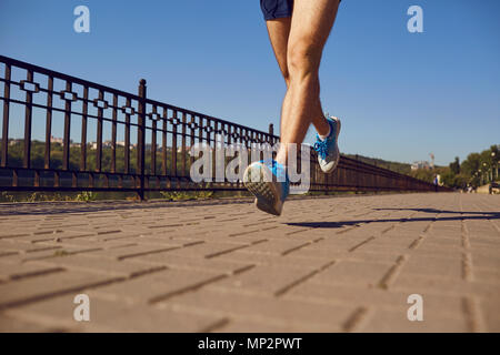 Piedi runner close-up sulla strada nel parco Foto Stock