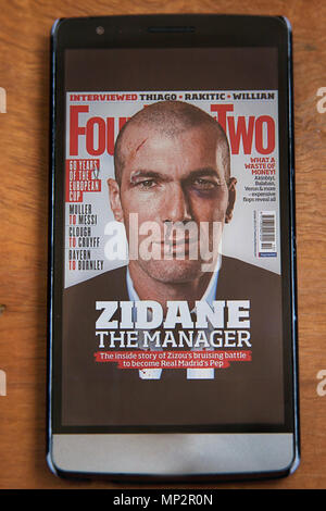 Zinedine Zidane Manager del Real Madrid Football Club sulla copertura di quattro quattro due Magazine sullo smartphone Foto Stock