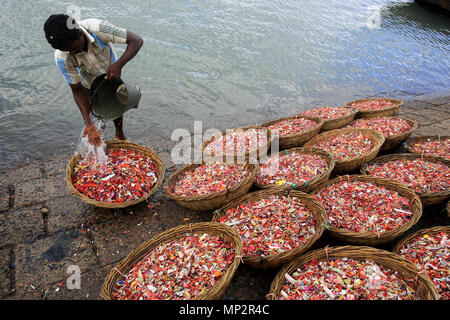 Plastica riciclata chips lavaggio sulla banca del fiume Buriganga a Dhaka, nel Bangladesh. Foto Stock