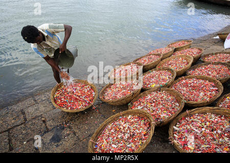 Plastica riciclata chips lavaggio sulla banca del fiume Buriganga a Dhaka, nel Bangladesh. Foto Stock