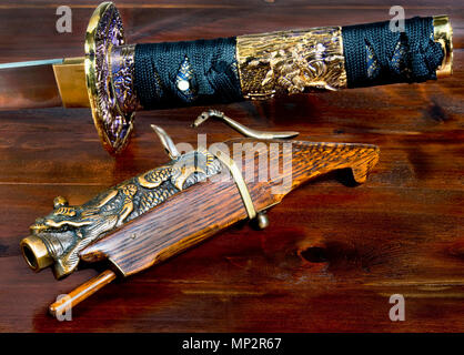 Antiquariato matchlock cinese pistola e spada samurai. Foto Stock