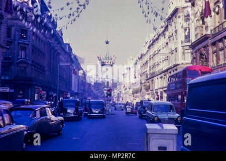 Decorazioni di Natale in Regents Street London 1961 Foto Stock