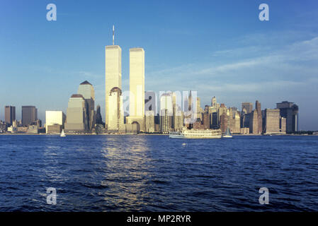 1988 storiche torri gemelle skyline del centro del fiume Hudson MANHATTAN NEW YORK CITY USA Foto Stock