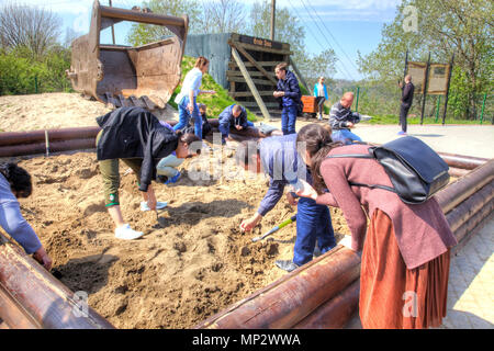 KALININGRAD, Russia - aprile 29.2018: i turisti sono alla ricerca di pezzi di ambra nella sabbia sul ponte di osservazione della cava di Primorsky. Il villaggio Foto Stock