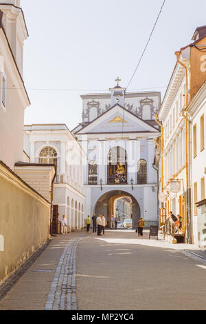 Le persone sono in cammino verso la porta di Alba a Vilnius, in Lituania. Foto Stock