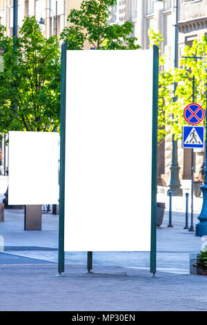Mock up. Vuoto all'aperto colonna di pubblicità e affissioni stand all'aperto, public information board in città. Foto Stock
