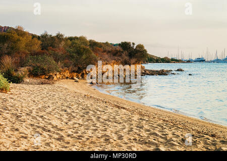 Spiaggia di Portisco in Costa Smeralda al mare Mediterraneo, Sardegna, Italia Foto Stock