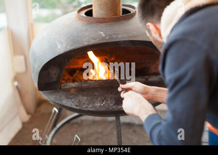 Barbecue Grill con fuoco sulla natura, all'aperto, vicino fino Foto Stock