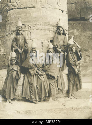 . Français : Haute-Egypte Jeunes filles vendeuses d'eau . 1880. Zangaki 1281 Zangaki. 0708. Haute-Egypte Jeunes filles vendeuses d'eau Foto Stock