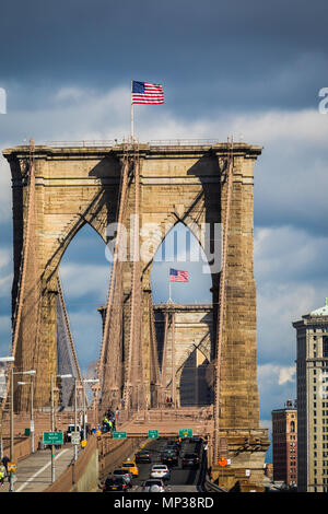 Noi le bandiere di volare al di sopra del ponte di Brooklyn a New York City, Stati Uniti d'America. Foto Stock