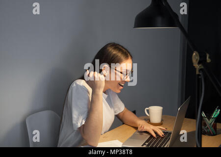 Excited donna felice con la lotteria online win Foto Stock