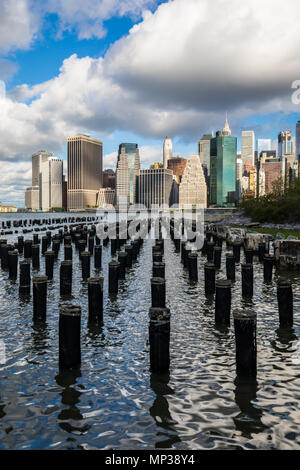 Skyline di Manhattan come si vede dall'East River docks in New York City, Stati Uniti d'America. Foto Stock