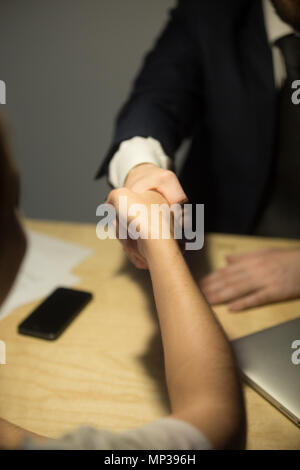 Business Partner stringono le mani in office Foto Stock