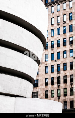 Il Guggenheim Museum di arte moderna vicino al Central Park di New York City, Stati Uniti d'America. Foto Stock