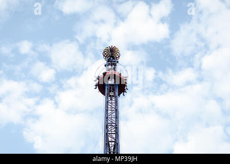 Wave Swinger ride contro il cielo blu, vintage effetti di filtro - una giostra oscillante fair ride nel parco di divertimenti al crepuscolo Foto Stock