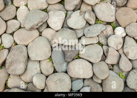 Naturalmente piccola roccia levigata ciottoli sfondo in bianco e nero di tono. Foto Stock