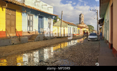 Facciate colorate di edifici coloniali sulle strade di latino-americano di Trinidad. Foto Stock