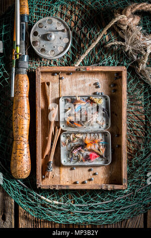 Vintage la pesca con la rete, aste e mosche per la pesca Foto Stock