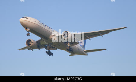 United Airlines Boeing 777 N76010 sull approccio finale all aeroporto di Heathrow LHR Foto Stock