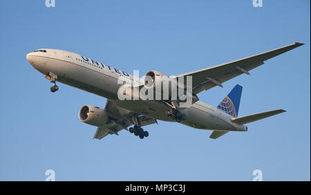 United Airlines Boeing 777 N76010 sull approccio finale all aeroporto di Heathrow LHR Foto Stock