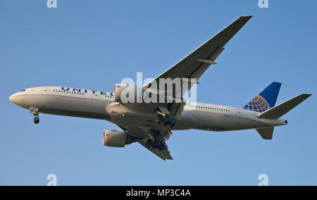 United Airlines Boeing 777 N76010 sull approccio finale all aeroporto di Heathrow LHR Foto Stock