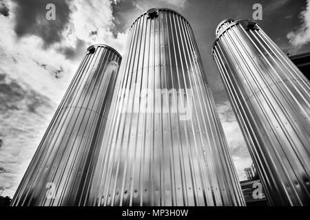 Tre silos di malto la torre contro un cielo drammatico al nuovo Belgio Brewing Company in Asheville, NC, Stati Uniti d'America Foto Stock