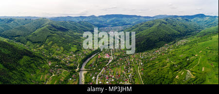 Antenna vista panoramica delle montagne dei Carpazi in estate. Villaggio di montagna. Foto Stock