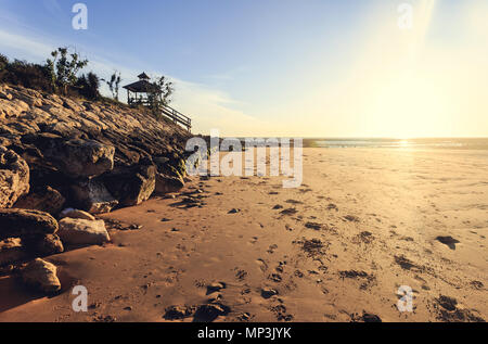 Pier sul Seawall sulla spiaggia di Sanlucar de Barrameda e impronte nella sabbia Foto Stock