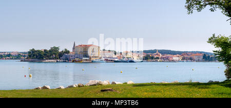 Porec, Croazia - 28 Aprile 2018: Histroric cittadina istriana di Parenzo in Croazia come visto dal mare e Sveti Nikola island, Panorama XXL Foto Stock