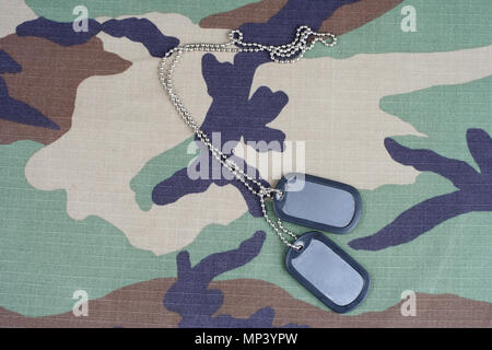Us army woodland mimetizzata uniforme con blank dog tag sfondo Foto Stock