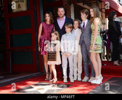 Chris O Donnell onorato con una stella sulla Hollywood Walk of Fame a Los Angeles. Chris O Donnell - 036 star - Caroline Fentress, Maeve O'Donnell, attore Chris O'Donnell, Finley O'Donnell, Charles O'Donnell, Christopher O'Donnell e Lily O'Donnell Chris O Donnell - 036 star - Caroline Fentress, Maeve O'Donnell, attore Chris O'Donnell, Finley O'Donnell, Charles O'Donnell, Christopher O'Donnell e Lily O'Donnell ------------- Red Carpet Event, verticale, STATI UNITI D'AMERICA, industria cinematografica, celebrità, fotografia, Bestof, arte cultura e intrattenimento, Topix celebrità moda / Verticale, meglio di, evento in Foto Stock