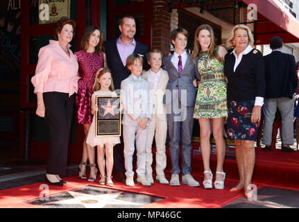 Chris O Donnell onorato con una stella sulla Hollywood Walk of Fame a Los Angeles. Chris O Donnell - 040 star - Caroline Fentress, Maeve O'Donnell, attore Chris O'Donnell, Finley O'Donnell, Charles O'Donnell, Christopher O'Donnell e Lily O'Donnell e il suo momChris O'Donnell - 040 star - Caroline Fentress, Maeve O'Donnell, attore Chris O'Donnell, Finley O'Donnell, Charles O'Donnell, Christopher O'Donnell e Lily O'Donnell e la sua mamma ------------- Red Carpet Event, verticale, STATI UNITI D'AMERICA, industria cinematografica, celebrità, fotografia, Bestof, arte cultura e intrattenimento, Topix celebrità moda / Ver Foto Stock