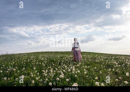 Tarassaco donna in abiti estivi Foto Stock